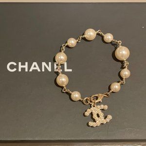 Authentic Chanel pearl bracelet with cc logo